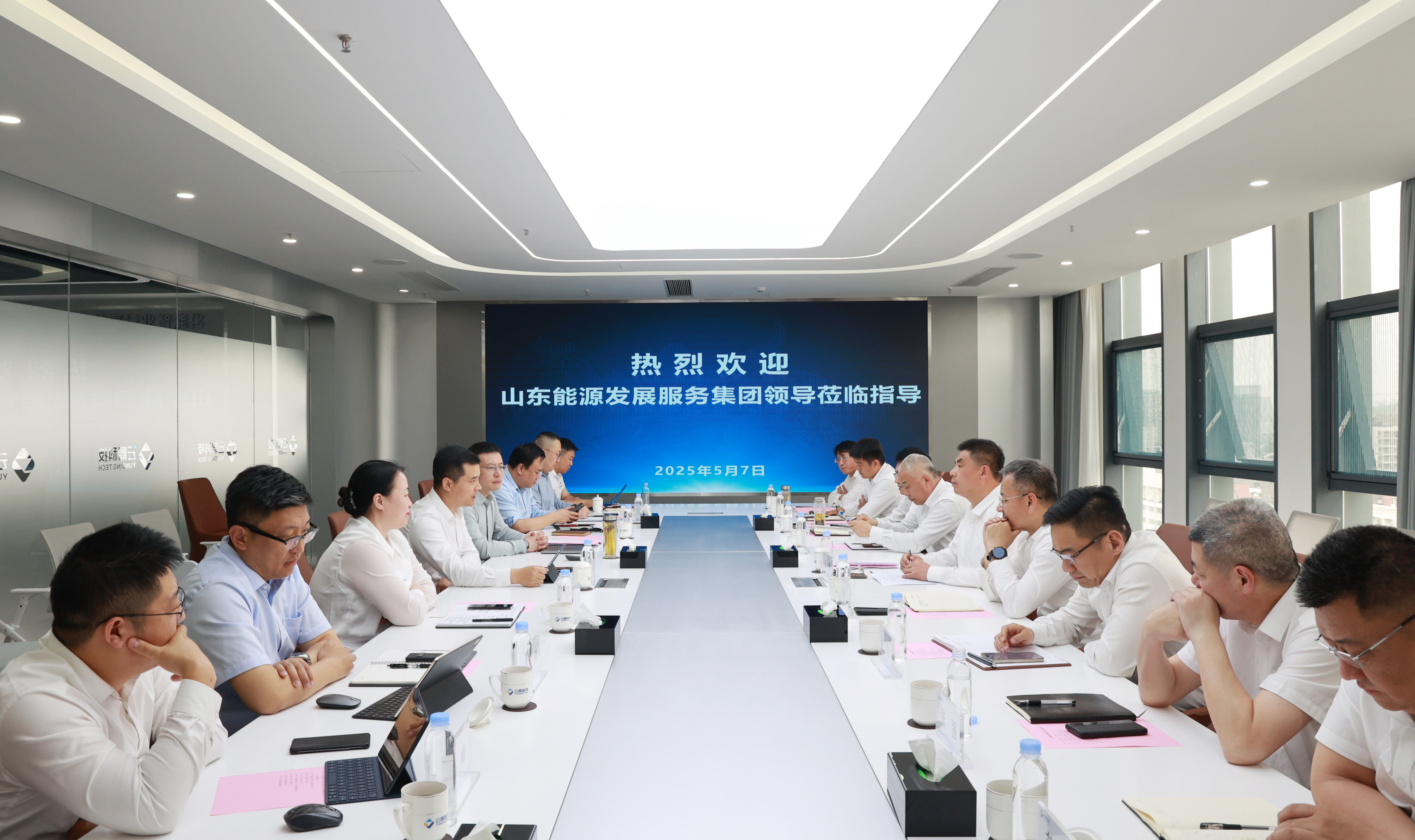 对标学习促发展 协同互鉴谱新篇 发展服务集团来云鼎科技调研交流新闻封面图