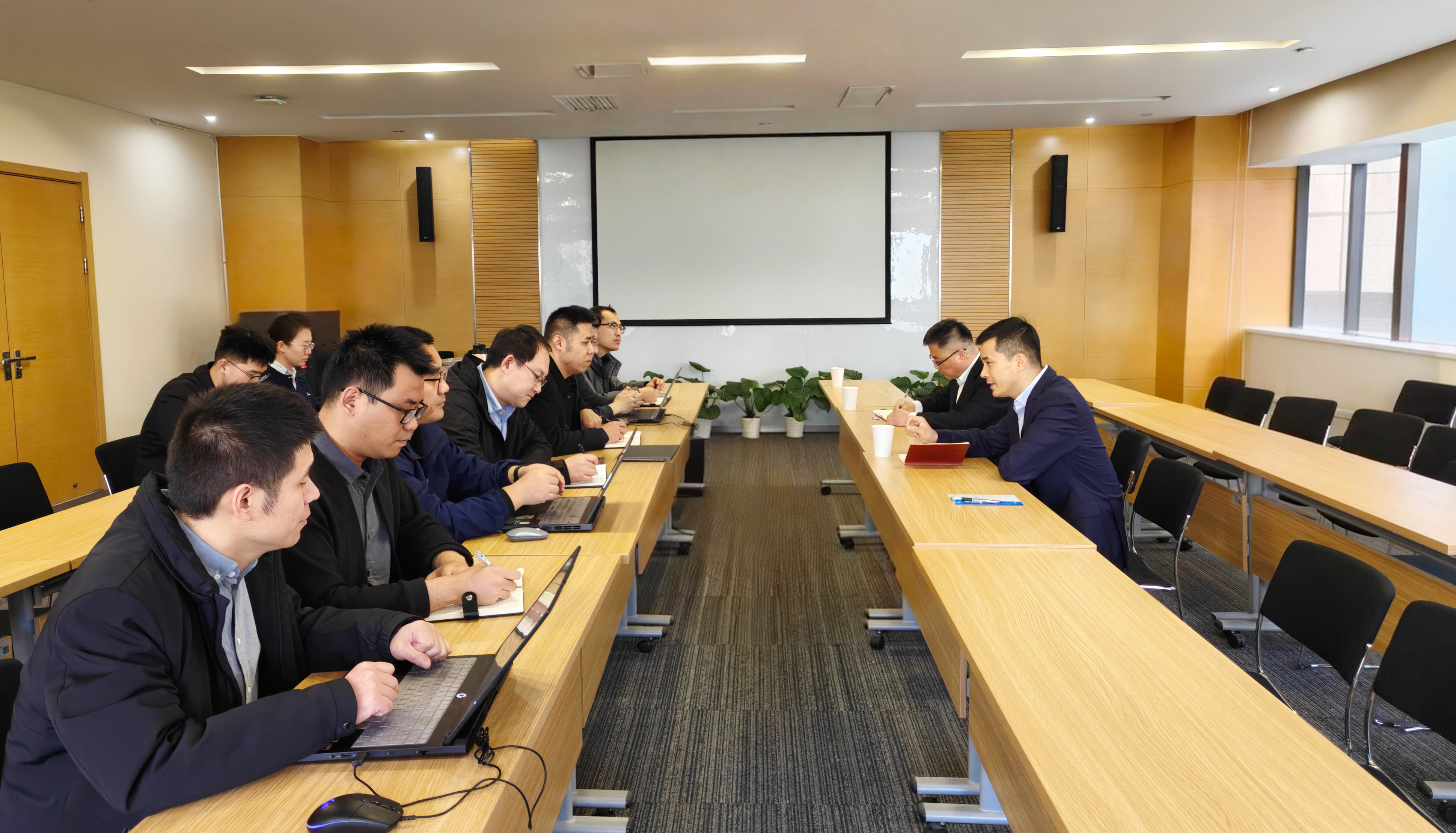 刘波赴云南能投项目现场调研 慰问一线职工 凝聚奋进力量新闻封面图